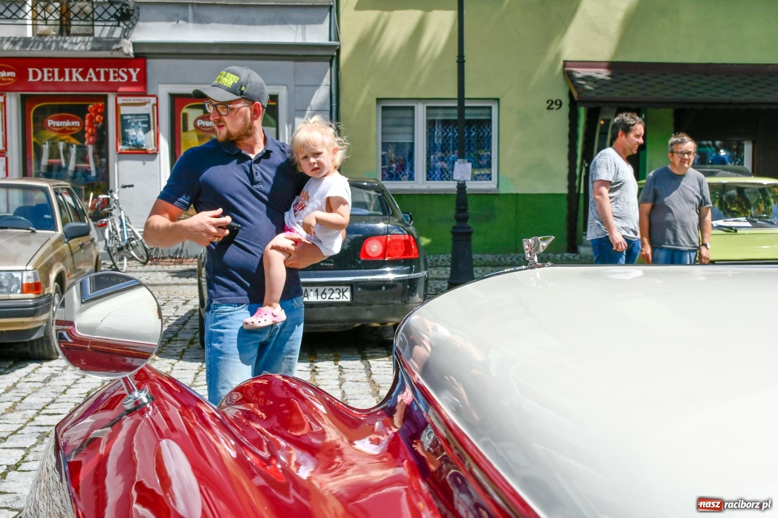 Zdjęcie w galerii na portalu naszraciborz.pl: Historia motoryzacji na krzanowickim ryneczku [FOTO i WIDEO] wiadomości z regionu