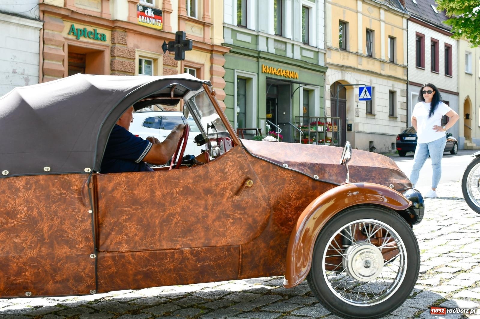 Zdjęcie w galerii na portalu naszraciborz.pl: Historia motoryzacji na krzanowickim ryneczku [FOTO i WIDEO] wiadomości z regionu