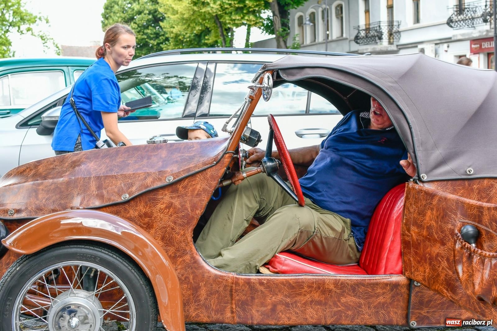 Zdjęcie w galerii na portalu naszraciborz.pl: Historia motoryzacji na krzanowickim ryneczku [FOTO i WIDEO] wiadomości z regionu