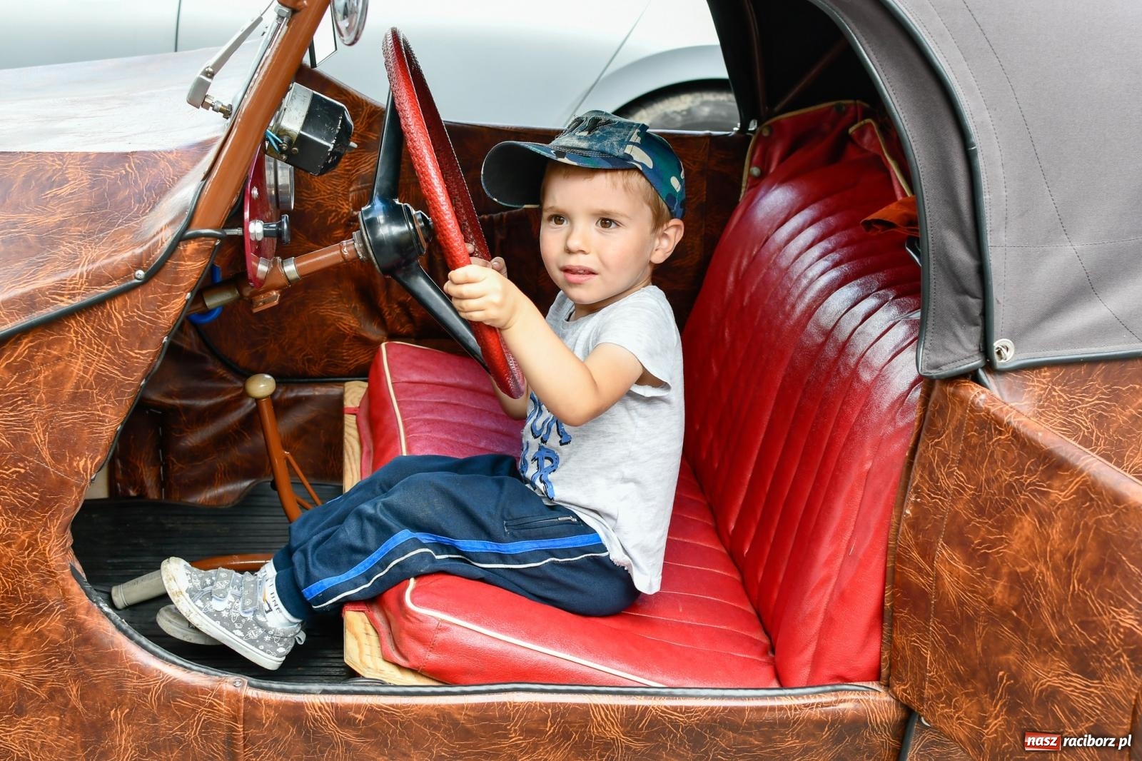 Zdjęcie w galerii na portalu naszraciborz.pl: Historia motoryzacji na krzanowickim ryneczku [FOTO i WIDEO] wiadomości z regionu