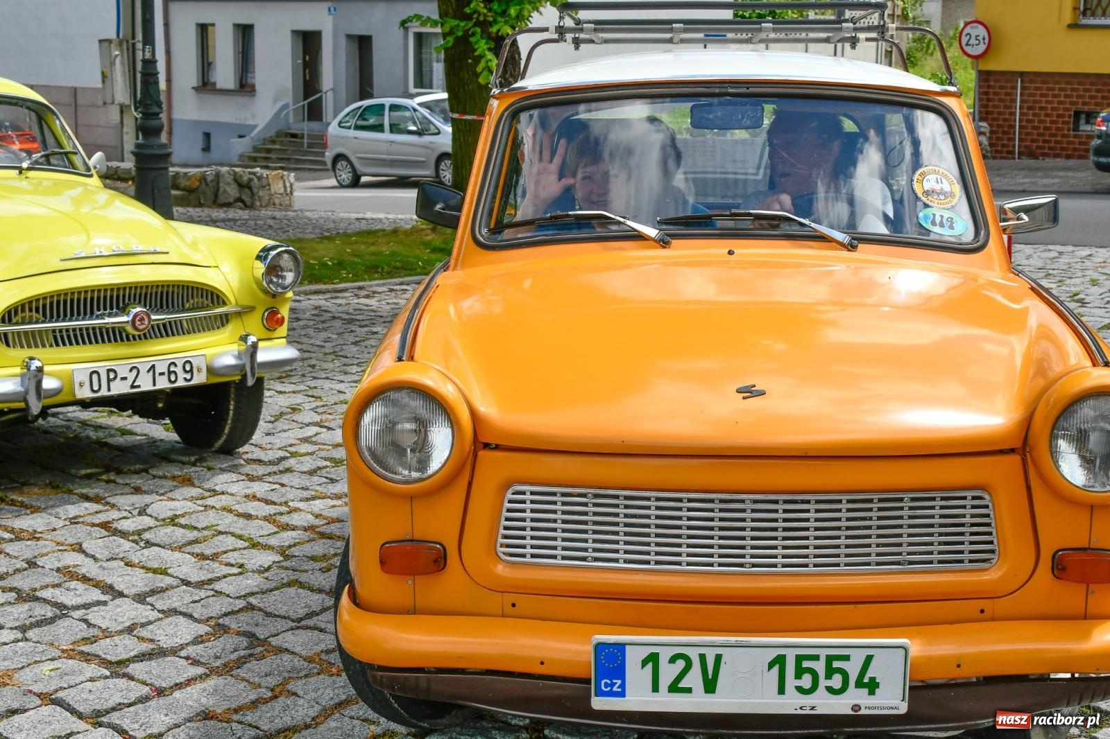 Zdjęcie w galerii na portalu naszraciborz.pl: Historia motoryzacji na krzanowickim ryneczku [FOTO i WIDEO] wiadomości z regionu
