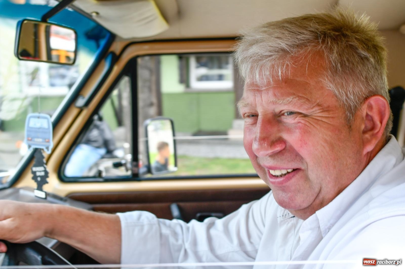 Zdjęcie w galerii na portalu naszraciborz.pl: Historia motoryzacji na krzanowickim ryneczku [FOTO i WIDEO] wiadomości z regionu