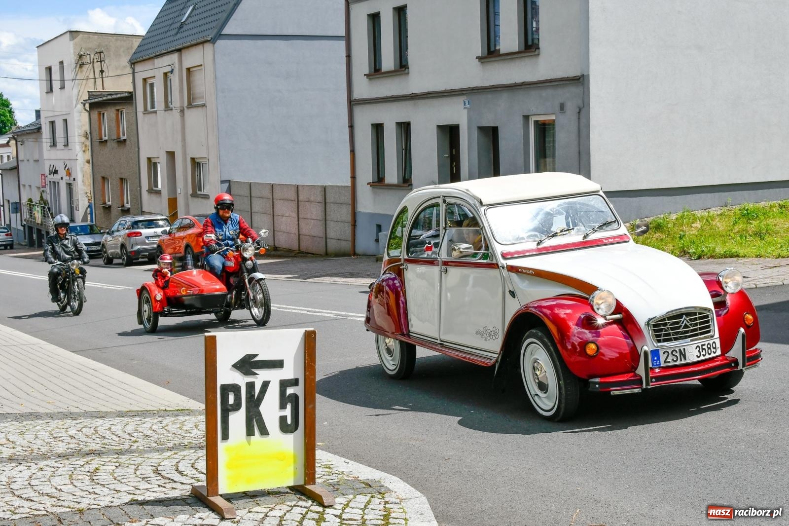 Zdjęcie w galerii na portalu naszraciborz.pl: Historia motoryzacji na krzanowickim ryneczku [FOTO i WIDEO] wiadomości z regionu