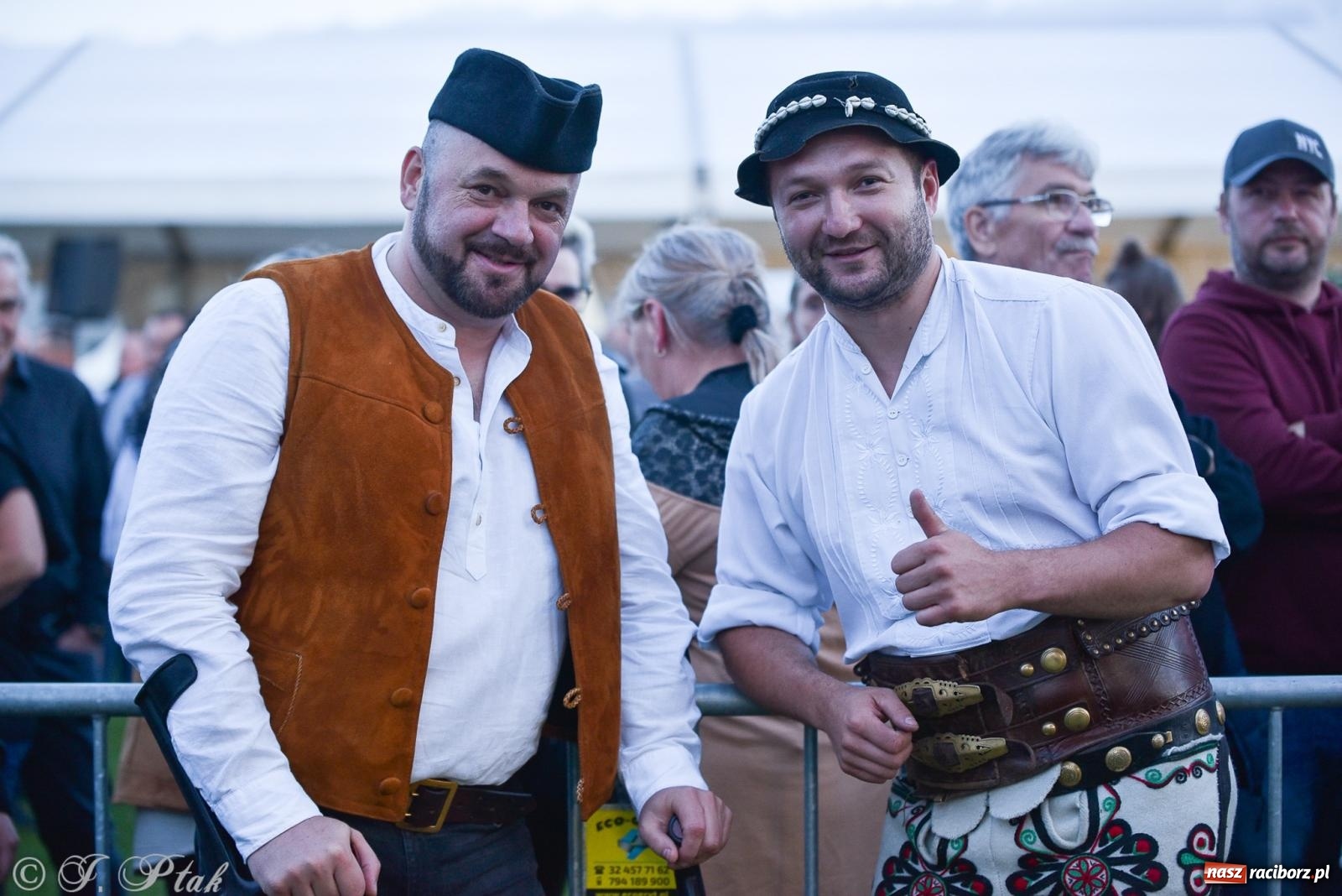 Zdjęcie w galerii na portalu naszraciborz.pl: Żyje się raz. Baciary na urodzinach LKS Studzienna [FOTO i WIDEO] wiadomości z regionu
