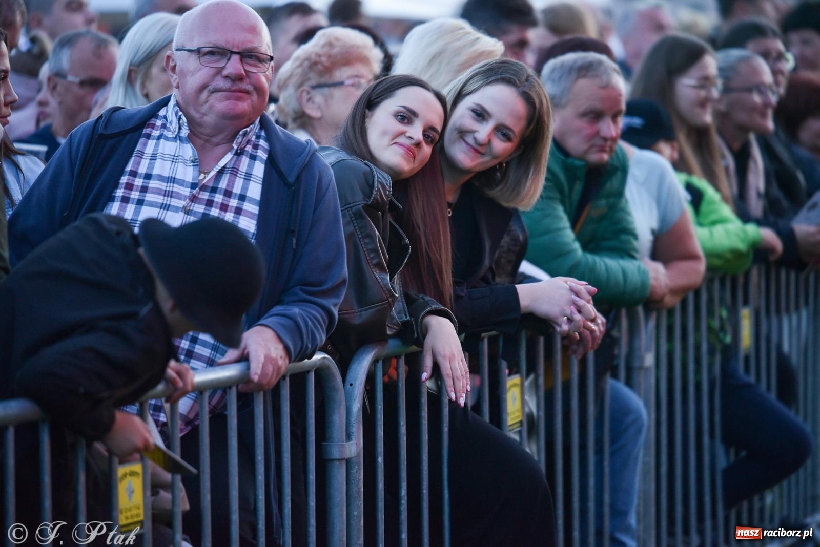 Zdjęcie w galerii na portalu naszraciborz.pl: Żyje się raz. Baciary na urodzinach LKS Studzienna [FOTO i WIDEO] wiadomości z regionu