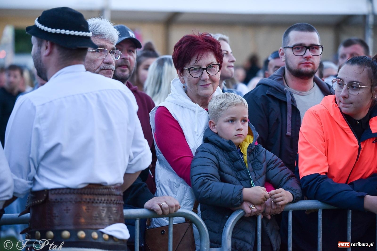 Zdjęcie w galerii na portalu naszraciborz.pl: Żyje się raz. Baciary na urodzinach LKS Studzienna [FOTO i WIDEO] wiadomości z regionu