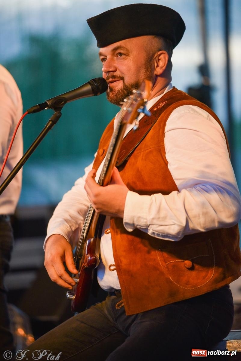 Zdjęcie w galerii na portalu naszraciborz.pl: Żyje się raz. Baciary na urodzinach LKS Studzienna [FOTO i WIDEO] wiadomości z regionu