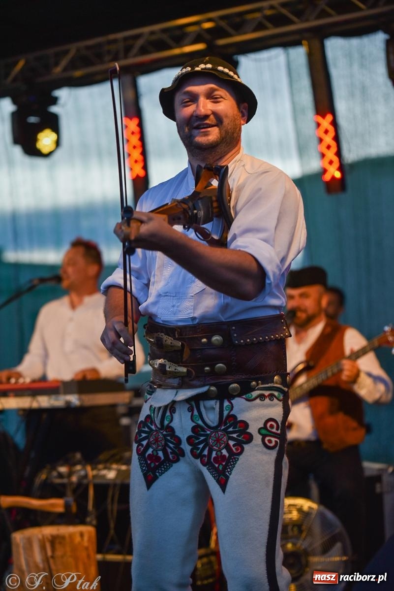 Zdjęcie w galerii na portalu naszraciborz.pl: Żyje się raz. Baciary na urodzinach LKS Studzienna [FOTO i WIDEO] wiadomości z regionu