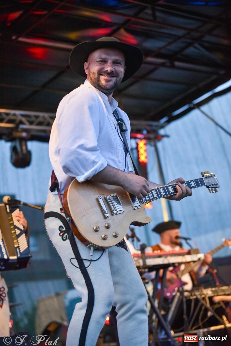 Zdjęcie w galerii na portalu naszraciborz.pl: Żyje się raz. Baciary na urodzinach LKS Studzienna [FOTO i WIDEO] wiadomości z regionu