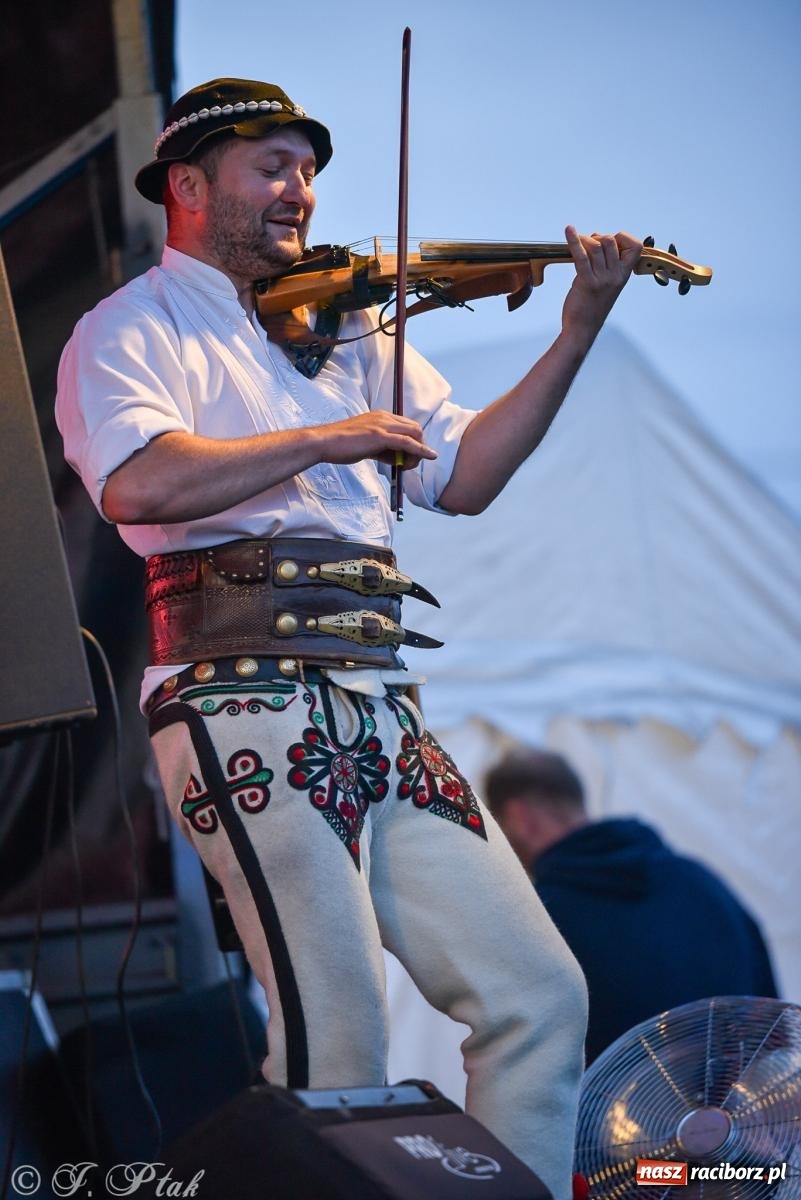 Zdjęcie w galerii na portalu naszraciborz.pl: Żyje się raz. Baciary na urodzinach LKS Studzienna [FOTO i WIDEO] wiadomości z regionu