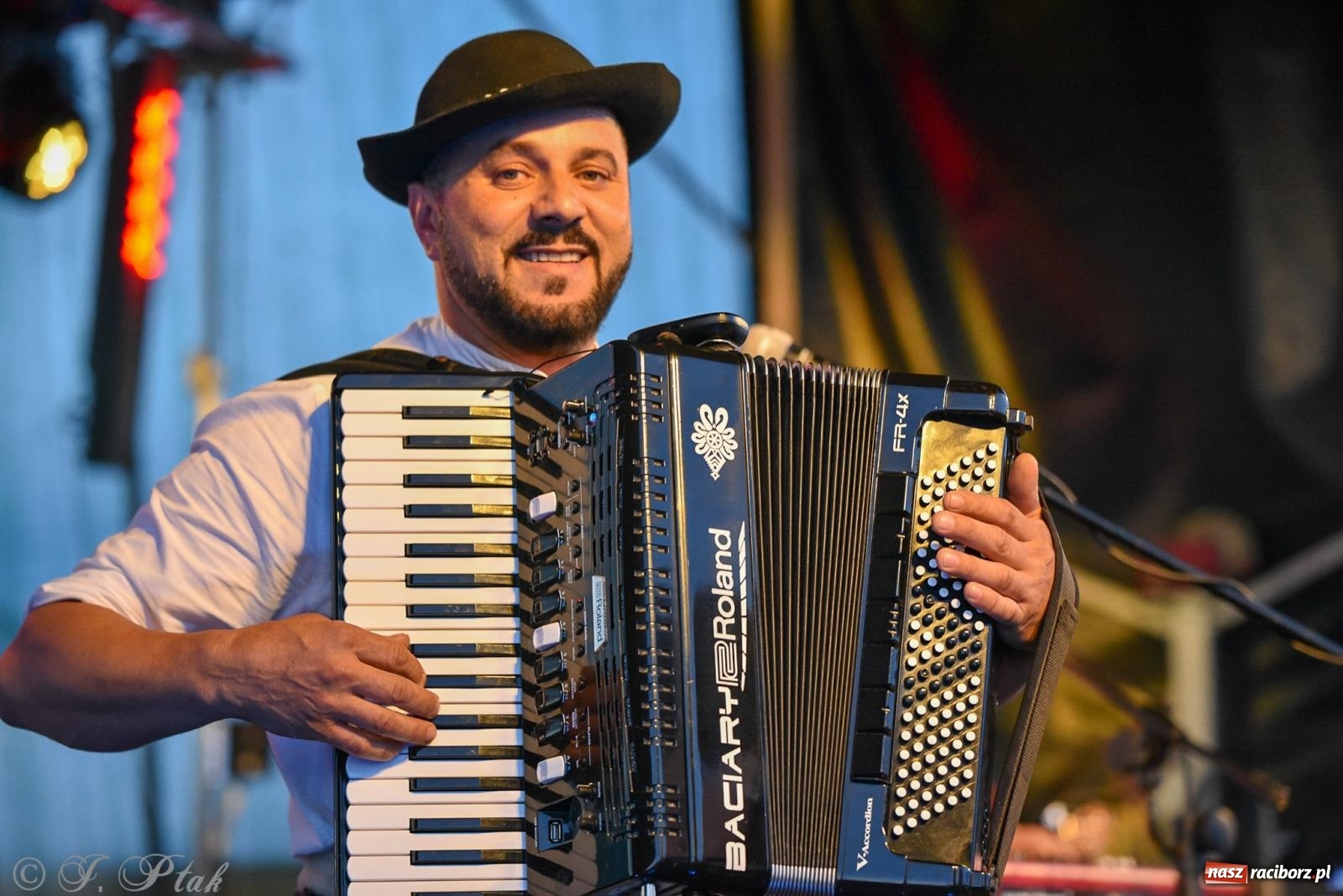 Zdjęcie w galerii na portalu naszraciborz.pl: Żyje się raz. Baciary na urodzinach LKS Studzienna [FOTO i WIDEO] wiadomości z regionu
