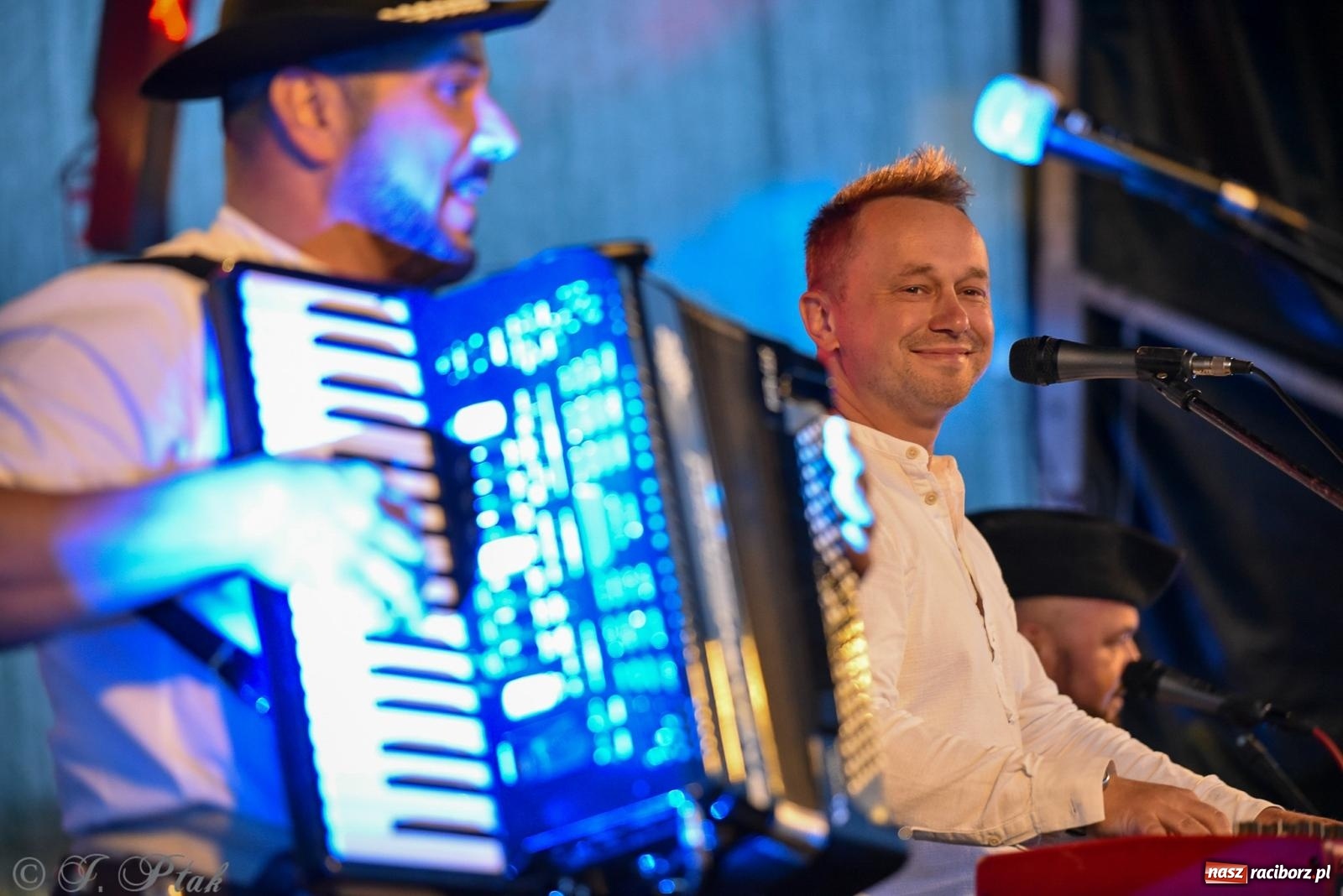 Zdjęcie w galerii na portalu naszraciborz.pl: Żyje się raz. Baciary na urodzinach LKS Studzienna [FOTO i WIDEO] wiadomości z regionu