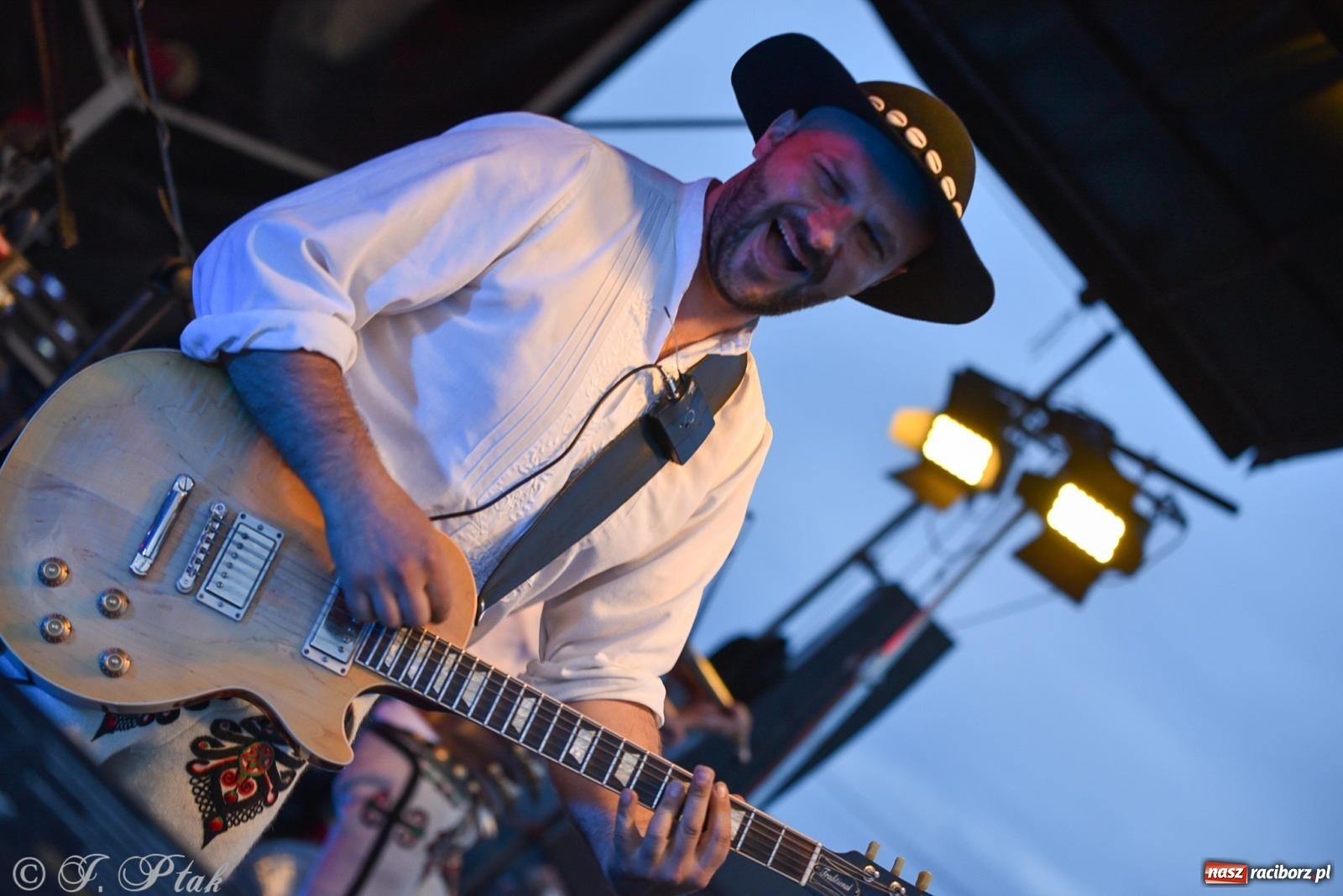 Zdjęcie w galerii na portalu naszraciborz.pl: Żyje się raz. Baciary na urodzinach LKS Studzienna [FOTO i WIDEO] wiadomości z regionu