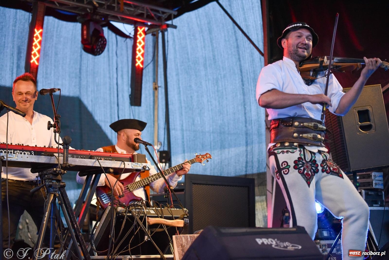 Zdjęcie w galerii na portalu naszraciborz.pl: Żyje się raz. Baciary na urodzinach LKS Studzienna [FOTO i WIDEO] wiadomości z regionu