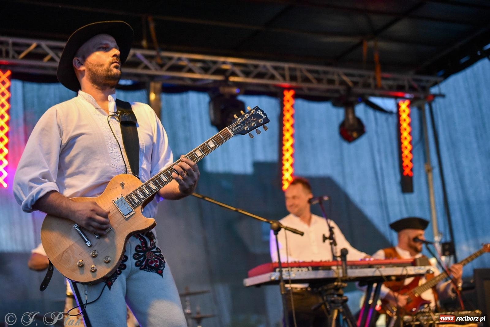 Zdjęcie w galerii na portalu naszraciborz.pl: Żyje się raz. Baciary na urodzinach LKS Studzienna [FOTO i WIDEO] wiadomości z regionu