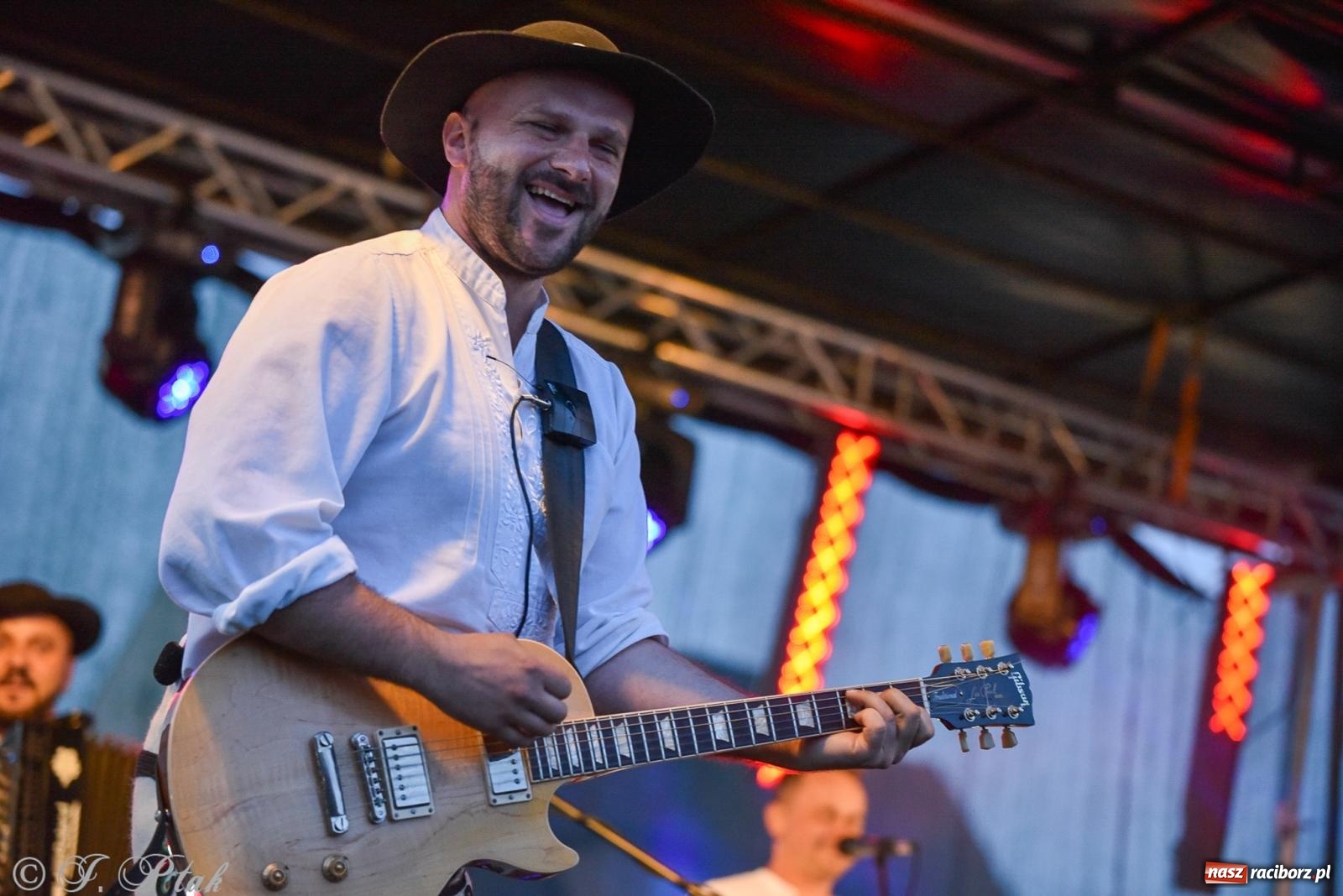 Zdjęcie w galerii na portalu naszraciborz.pl: Żyje się raz. Baciary na urodzinach LKS Studzienna [FOTO i WIDEO] wiadomości z regionu