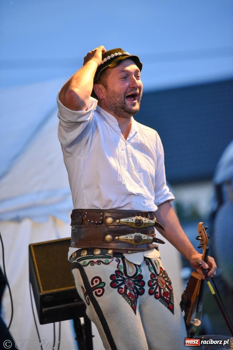 Zdjęcie w galerii na portalu naszraciborz.pl: Żyje się raz. Baciary na urodzinach LKS Studzienna [FOTO i WIDEO] wiadomości z regionu