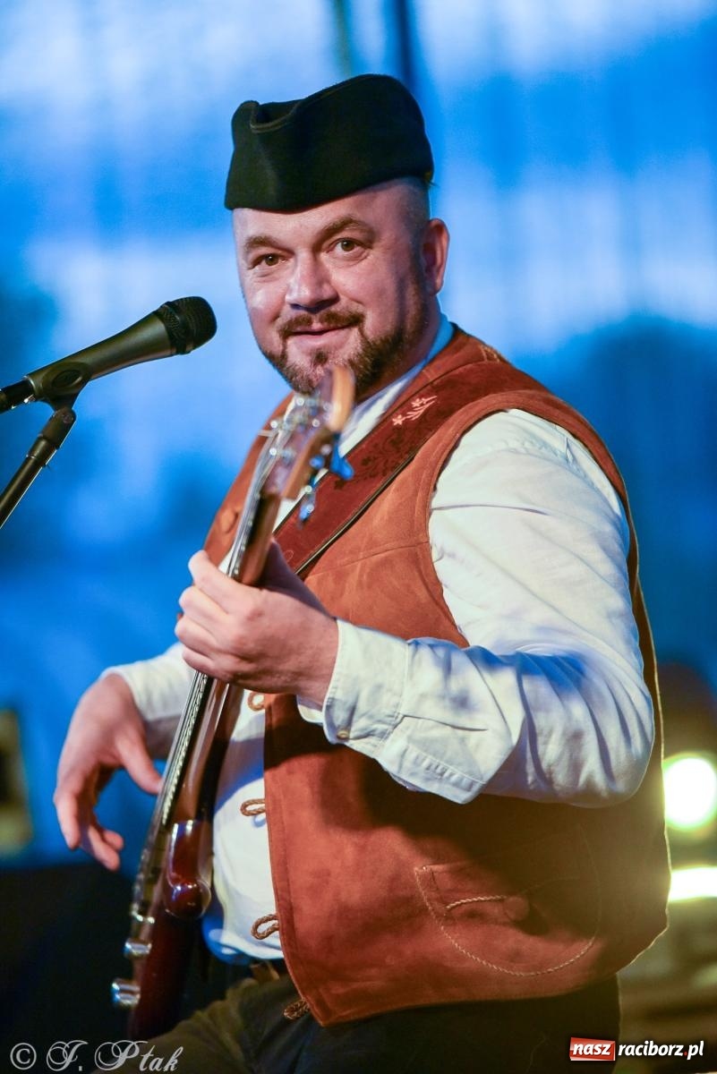 Zdjęcie w galerii na portalu naszraciborz.pl: Żyje się raz. Baciary na urodzinach LKS Studzienna [FOTO i WIDEO] wiadomości z regionu