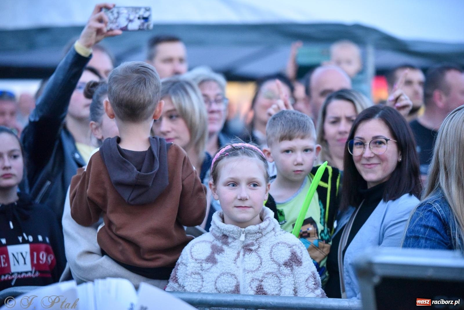 Zdjęcie w galerii na portalu naszraciborz.pl: Żyje się raz. Baciary na urodzinach LKS Studzienna [FOTO i WIDEO] wiadomości z regionu