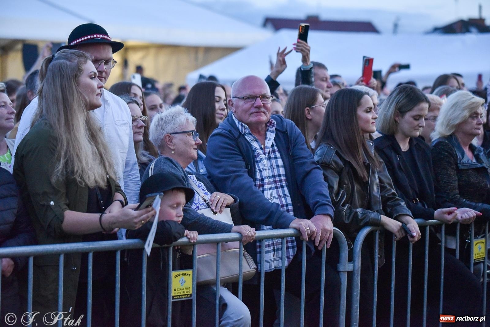 Zdjęcie w galerii na portalu naszraciborz.pl: Żyje się raz. Baciary na urodzinach LKS Studzienna [FOTO i WIDEO] wiadomości z regionu