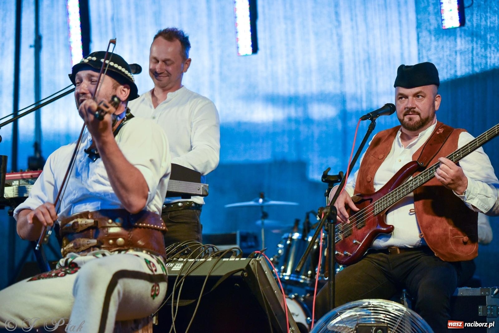 Zdjęcie w galerii na portalu naszraciborz.pl: Żyje się raz. Baciary na urodzinach LKS Studzienna [FOTO i WIDEO] wiadomości z regionu
