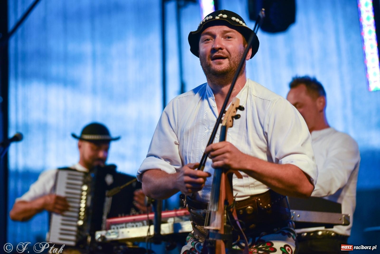 Zdjęcie w galerii na portalu naszraciborz.pl: Żyje się raz. Baciary na urodzinach LKS Studzienna [FOTO i WIDEO] wiadomości z regionu