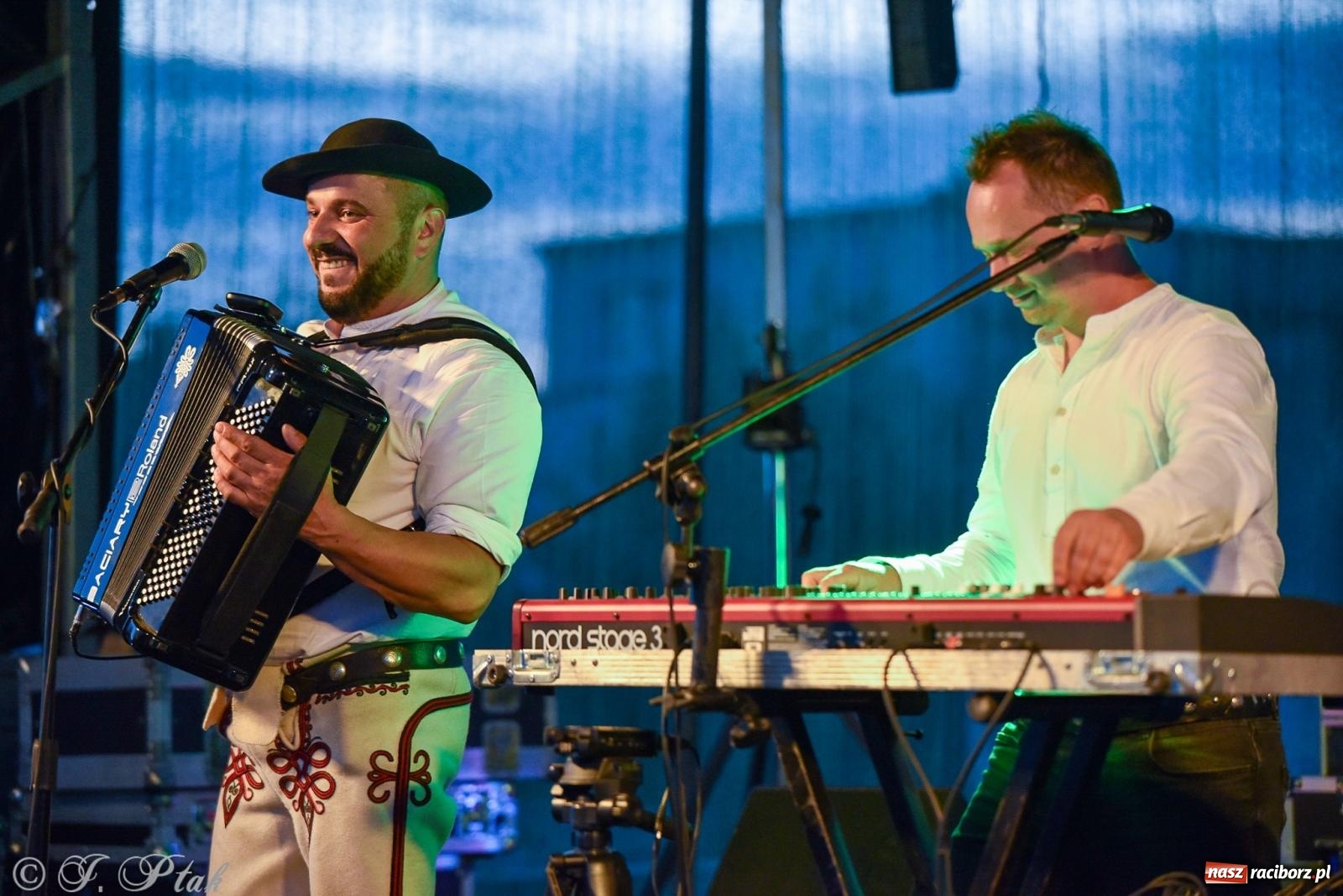 Zdjęcie w galerii na portalu naszraciborz.pl: Żyje się raz. Baciary na urodzinach LKS Studzienna [FOTO i WIDEO] wiadomości z regionu