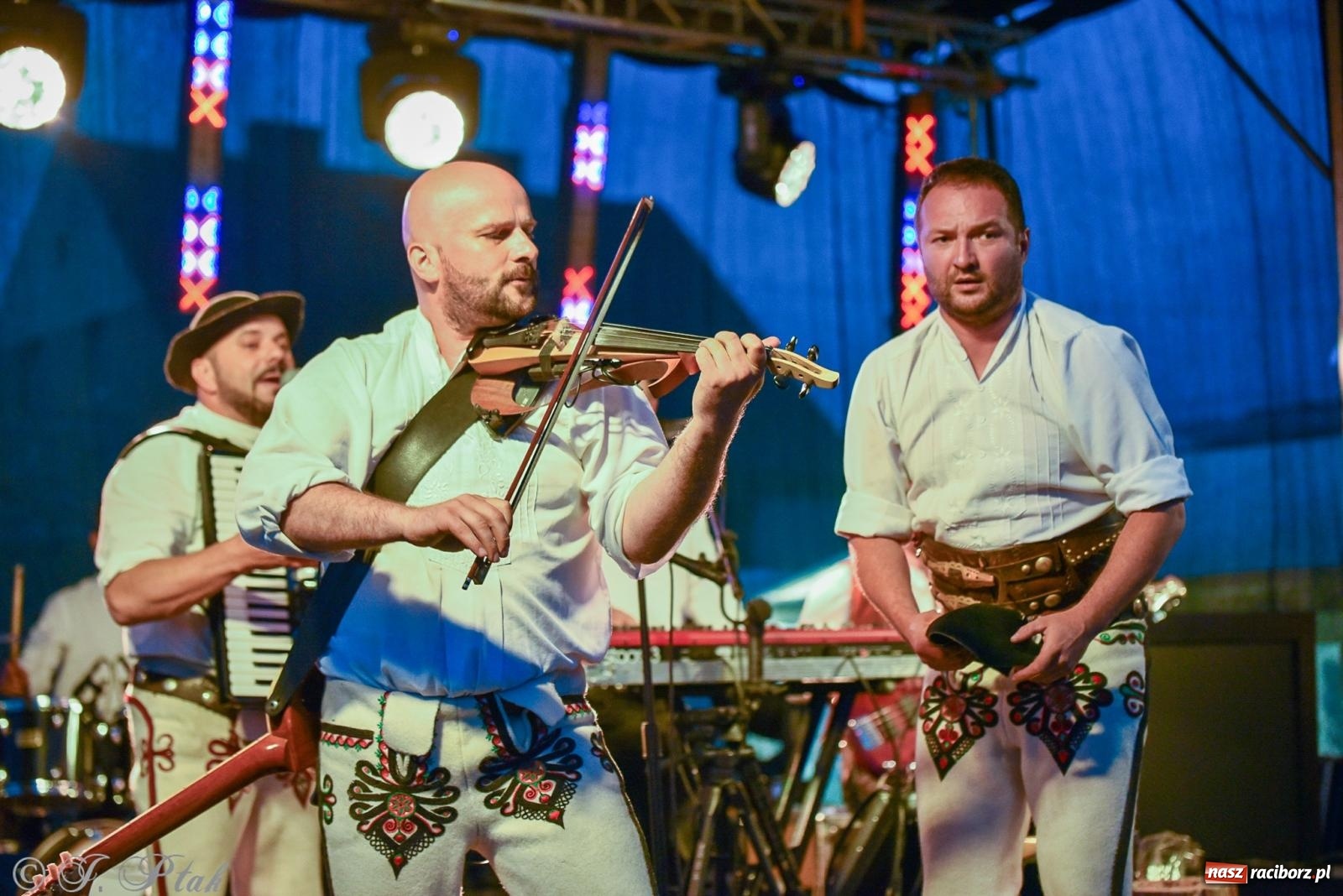 Zdjęcie w galerii na portalu naszraciborz.pl: Żyje się raz. Baciary na urodzinach LKS Studzienna [FOTO i WIDEO] wiadomości z regionu