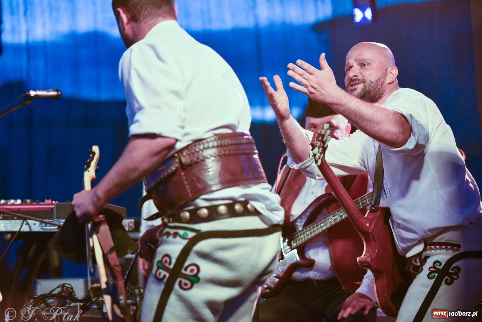 Zdjęcie w galerii na portalu naszraciborz.pl: Żyje się raz. Baciary na urodzinach LKS Studzienna [FOTO i WIDEO] wiadomości z regionu