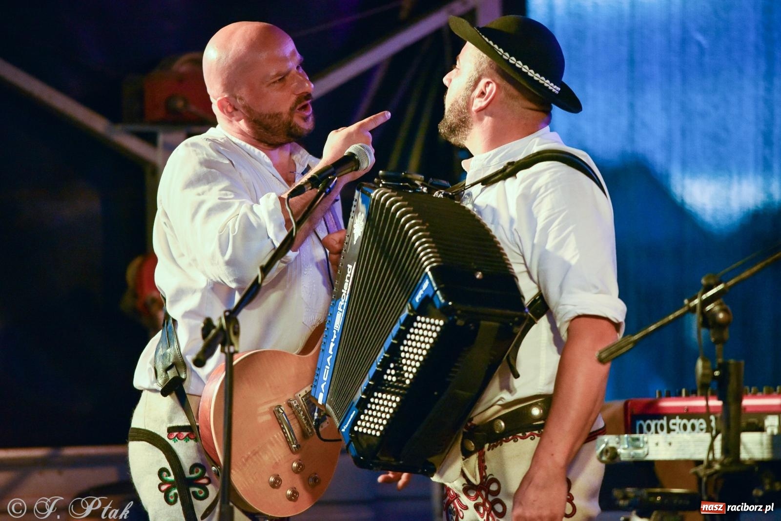 Zdjęcie w galerii na portalu naszraciborz.pl: Żyje się raz. Baciary na urodzinach LKS Studzienna [FOTO i WIDEO] wiadomości z regionu