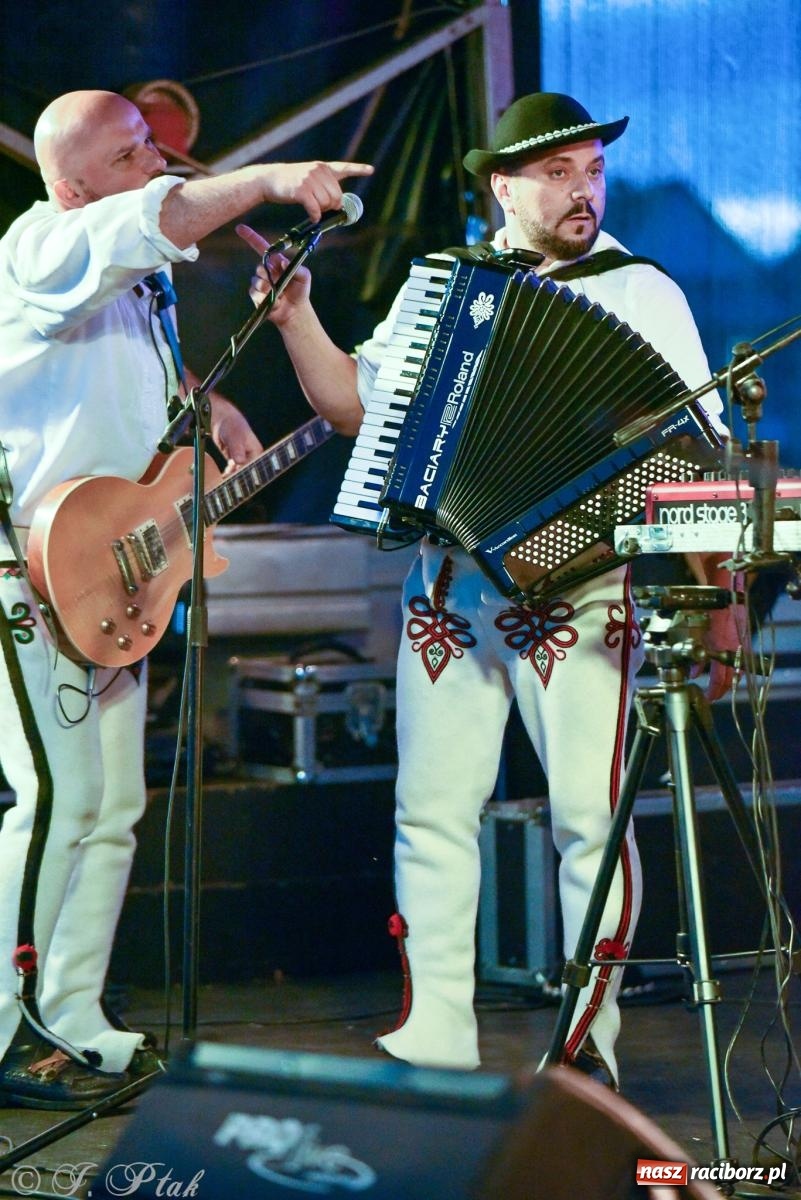 Zdjęcie w galerii na portalu naszraciborz.pl: Żyje się raz. Baciary na urodzinach LKS Studzienna [FOTO i WIDEO] wiadomości z regionu