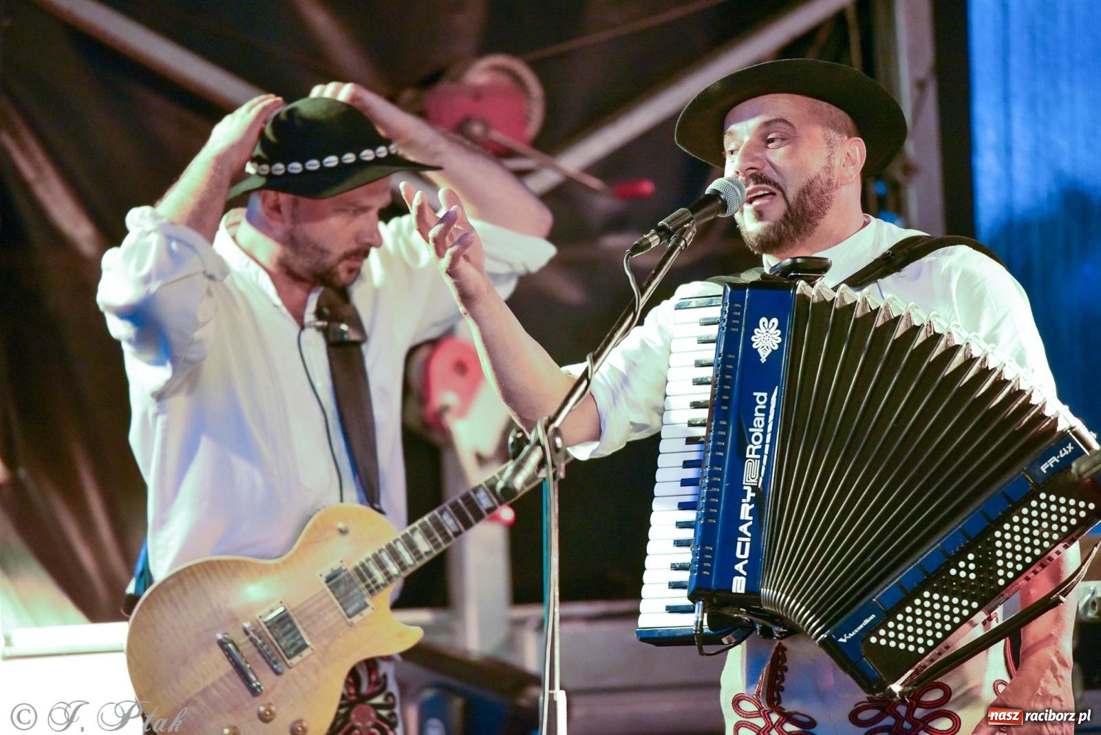 Zdjęcie w galerii na portalu naszraciborz.pl: Żyje się raz. Baciary na urodzinach LKS Studzienna [FOTO i WIDEO] wiadomości z regionu
