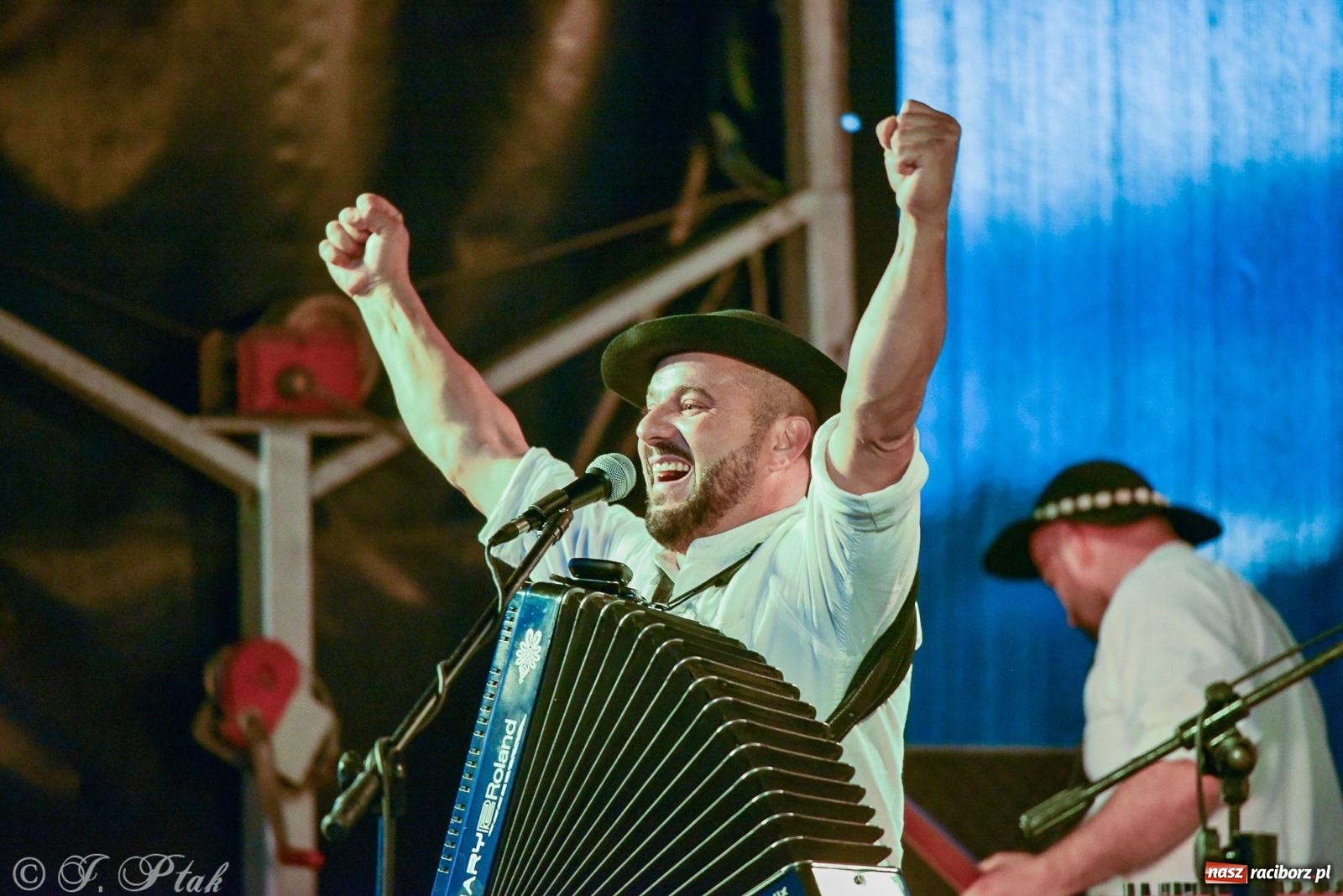 Zdjęcie w galerii na portalu naszraciborz.pl: Żyje się raz. Baciary na urodzinach LKS Studzienna [FOTO i WIDEO] wiadomości z regionu