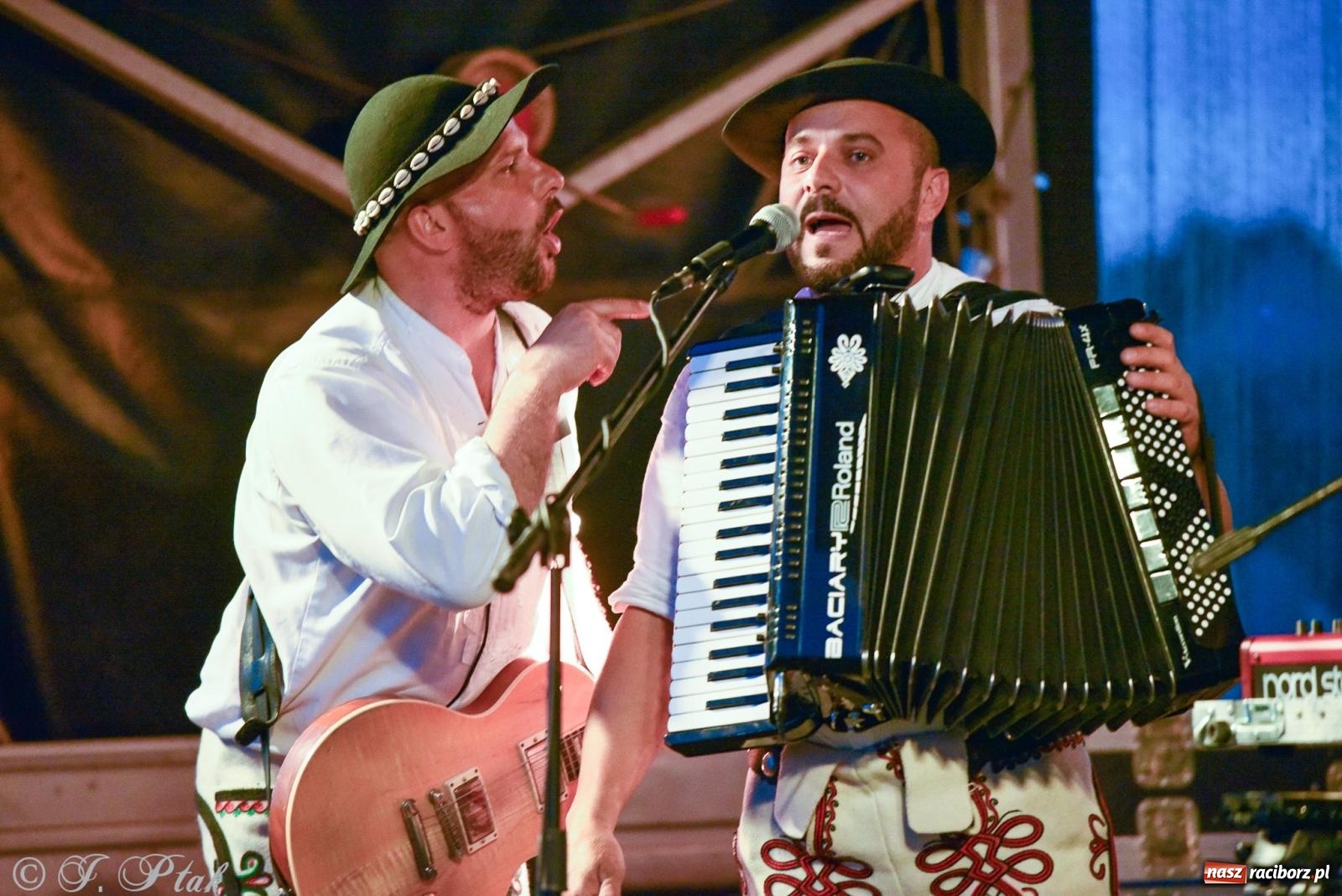 Zdjęcie w galerii na portalu naszraciborz.pl: Żyje się raz. Baciary na urodzinach LKS Studzienna [FOTO i WIDEO] wiadomości z regionu