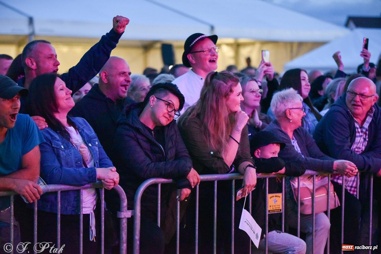 Zdjęcie w galerii na portalu naszraciborz.pl: Żyje się raz. Baciary na urodzinach LKS Studzienna [FOTO i WIDEO] wiadomości z regionu