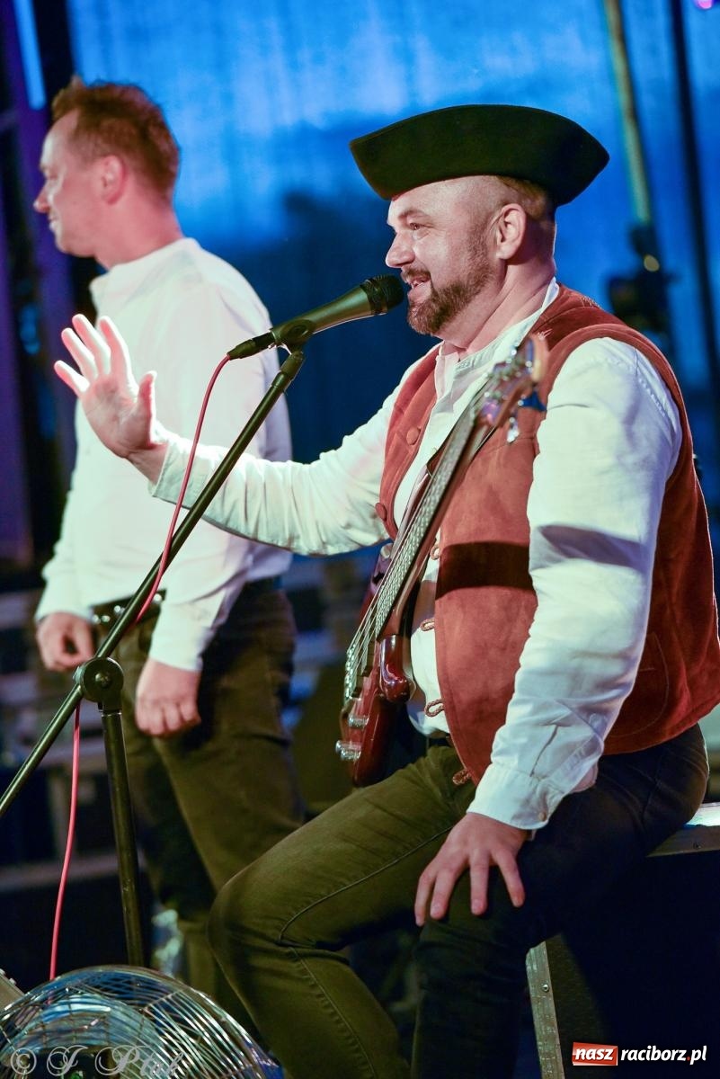 Zdjęcie w galerii na portalu naszraciborz.pl: Żyje się raz. Baciary na urodzinach LKS Studzienna [FOTO i WIDEO] wiadomości z regionu