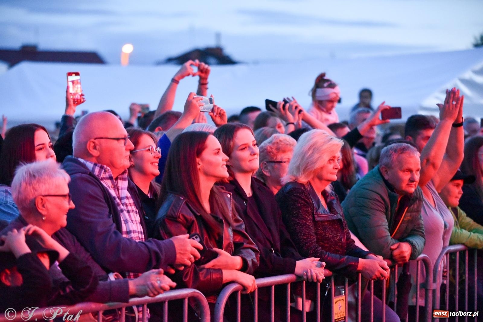 Zdjęcie w galerii na portalu naszraciborz.pl: Żyje się raz. Baciary na urodzinach LKS Studzienna [FOTO i WIDEO] wiadomości z regionu