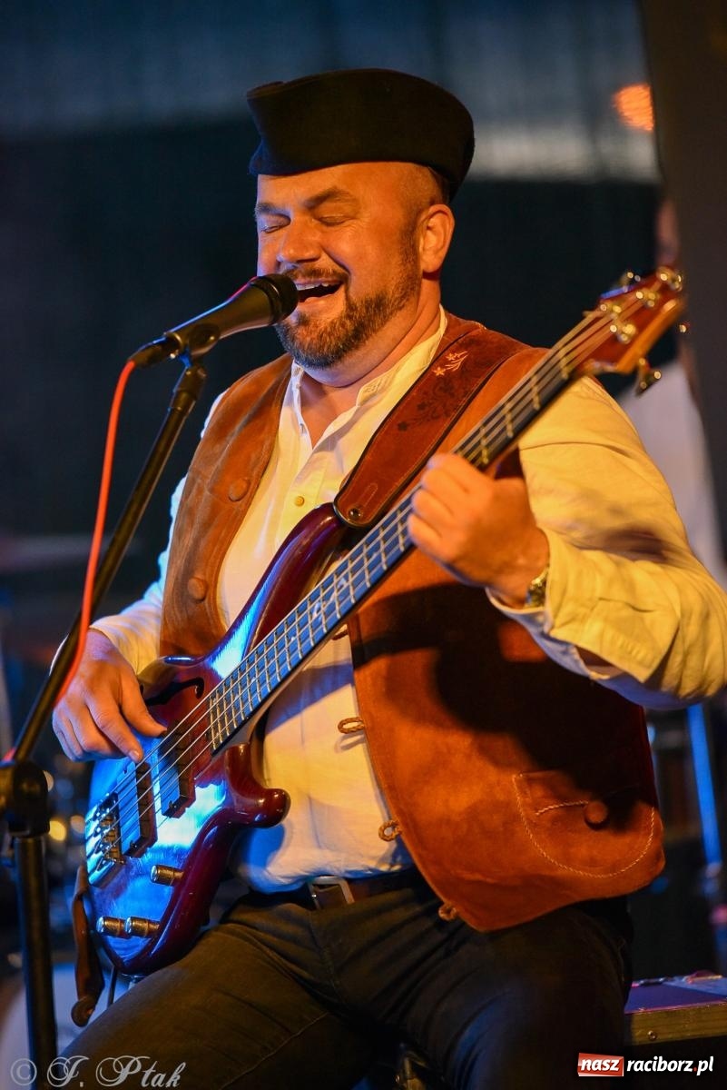 Zdjęcie w galerii na portalu naszraciborz.pl: Żyje się raz. Baciary na urodzinach LKS Studzienna [FOTO i WIDEO] wiadomości z regionu