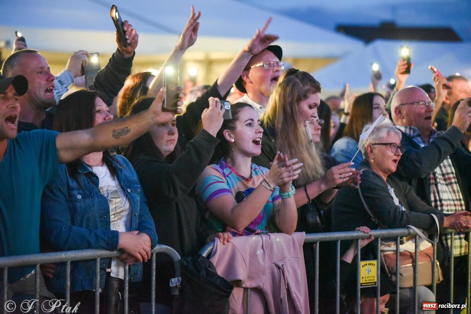 Zdjęcie w galerii na portalu naszraciborz.pl: Żyje się raz. Baciary na urodzinach LKS Studzienna [FOTO i WIDEO] wiadomości z regionu