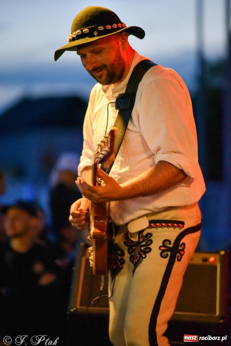 Zdjęcie w galerii na portalu naszraciborz.pl: Żyje się raz. Baciary na urodzinach LKS Studzienna [FOTO i WIDEO] wiadomości z regionu
