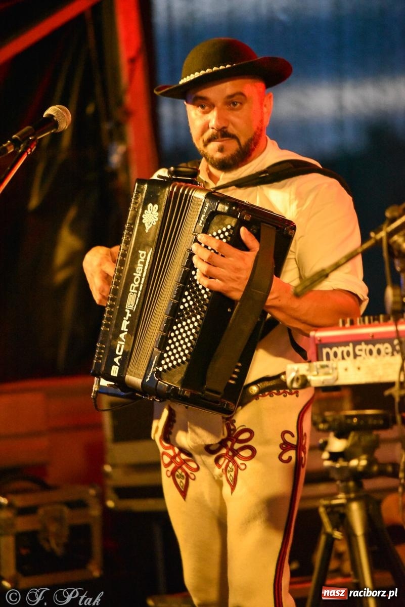Zdjęcie w galerii na portalu naszraciborz.pl: Żyje się raz. Baciary na urodzinach LKS Studzienna [FOTO i WIDEO] wiadomości z regionu