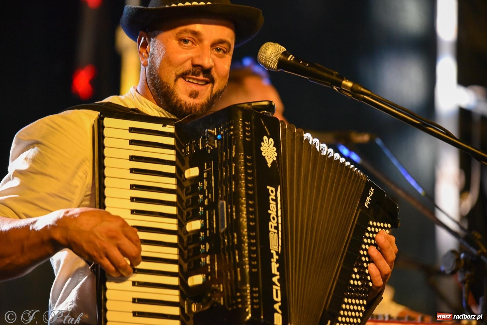 Zdjęcie w galerii na portalu naszraciborz.pl: Żyje się raz. Baciary na urodzinach LKS Studzienna [FOTO i WIDEO] wiadomości z regionu