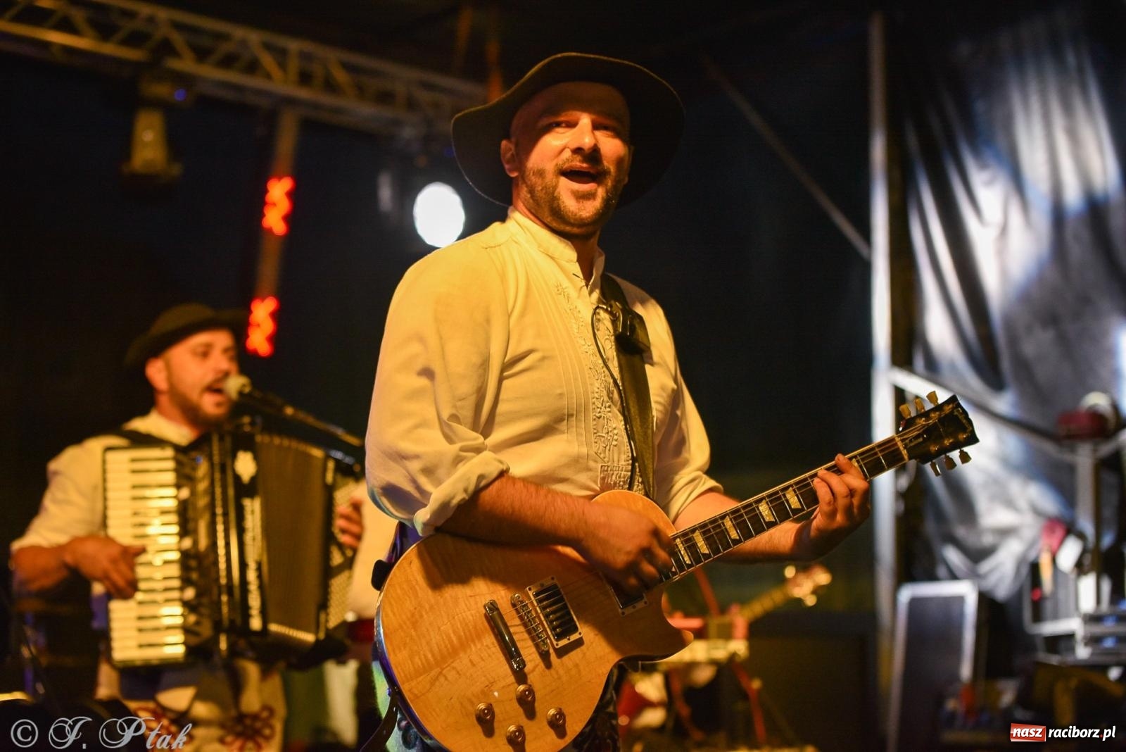 Zdjęcie w galerii na portalu naszraciborz.pl: Żyje się raz. Baciary na urodzinach LKS Studzienna [FOTO i WIDEO] wiadomości z regionu