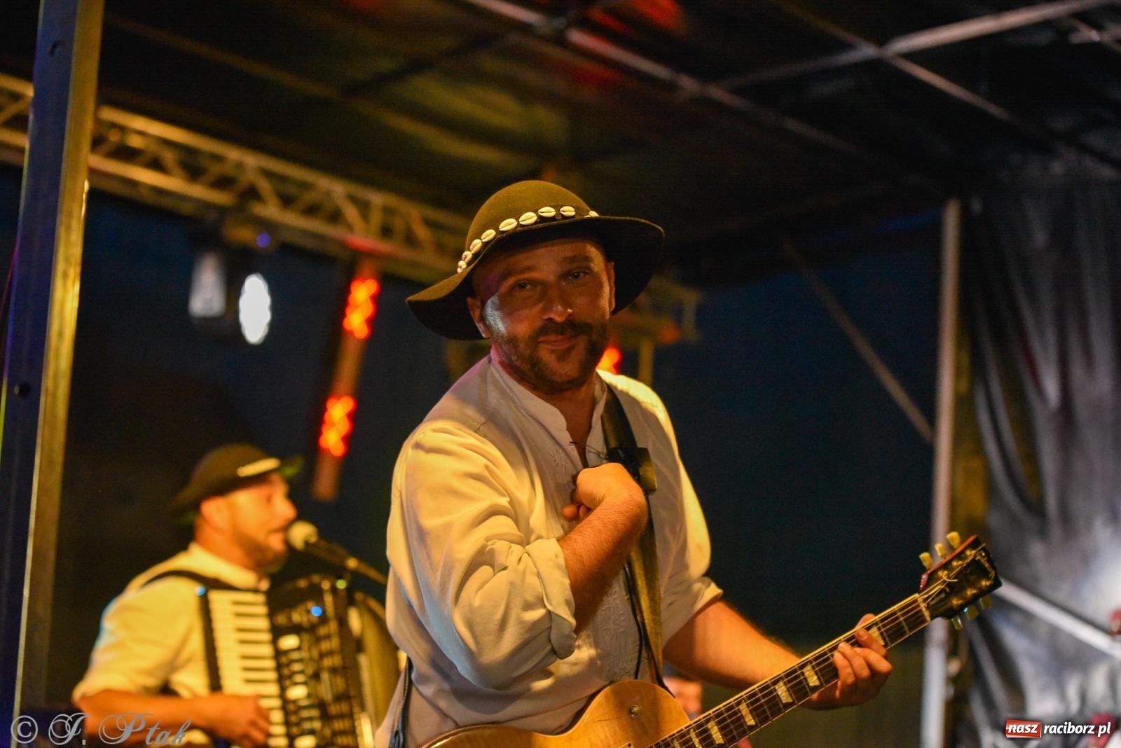 Zdjęcie w galerii na portalu naszraciborz.pl: Żyje się raz. Baciary na urodzinach LKS Studzienna [FOTO i WIDEO] wiadomości z regionu