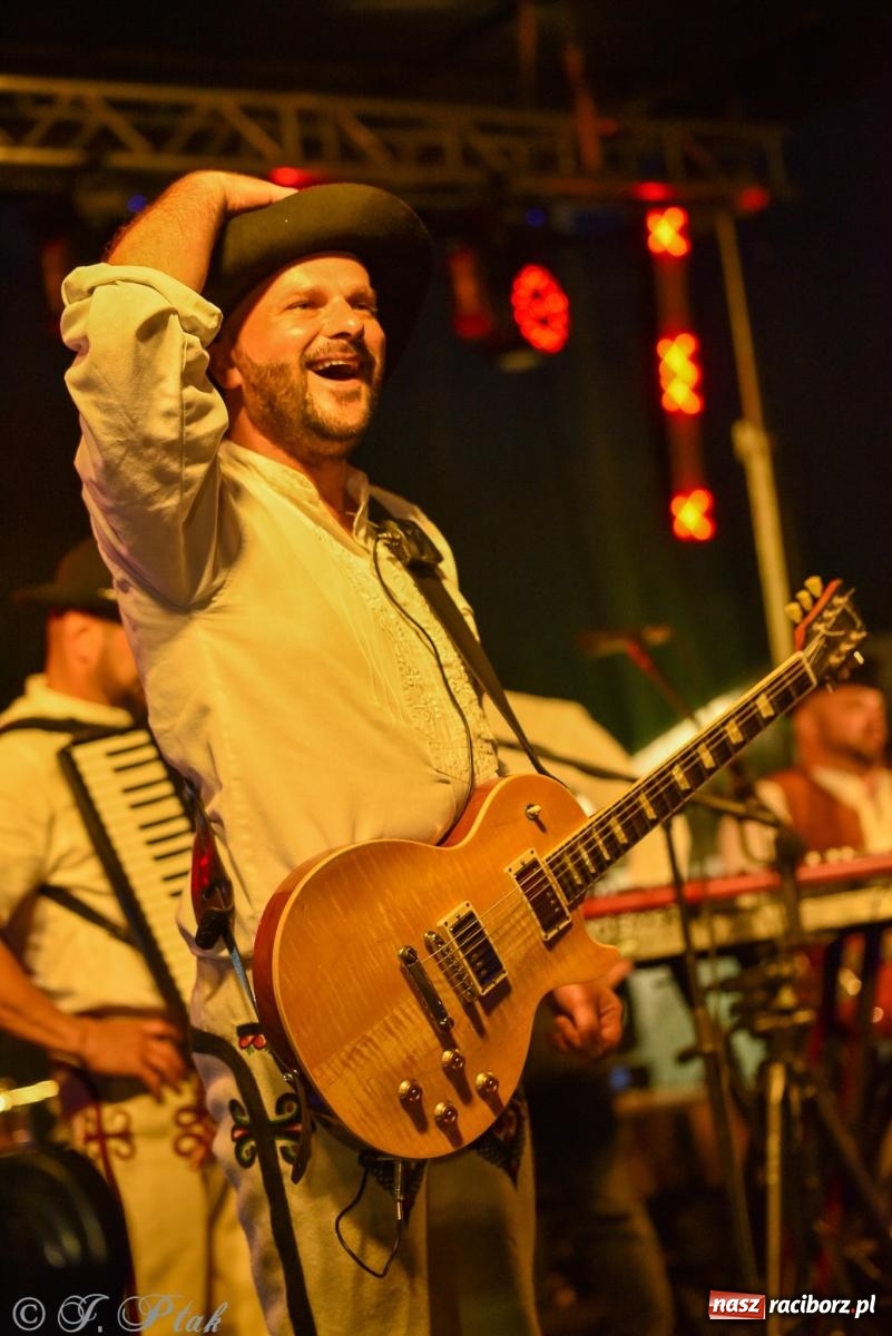 Zdjęcie w galerii na portalu naszraciborz.pl: Żyje się raz. Baciary na urodzinach LKS Studzienna [FOTO i WIDEO] wiadomości z regionu