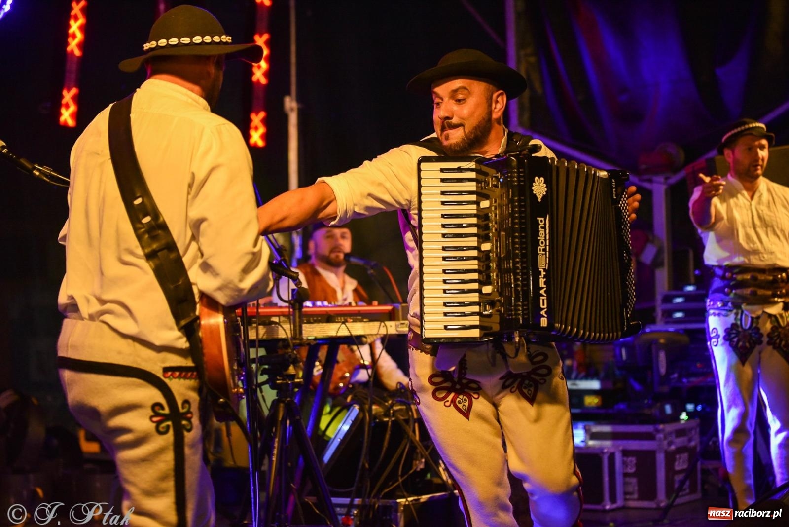 Zdjęcie w galerii na portalu naszraciborz.pl: Żyje się raz. Baciary na urodzinach LKS Studzienna [FOTO i WIDEO] wiadomości z regionu