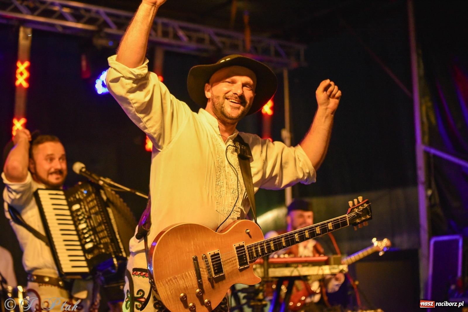 Zdjęcie w galerii na portalu naszraciborz.pl: Żyje się raz. Baciary na urodzinach LKS Studzienna [FOTO i WIDEO] wiadomości z regionu