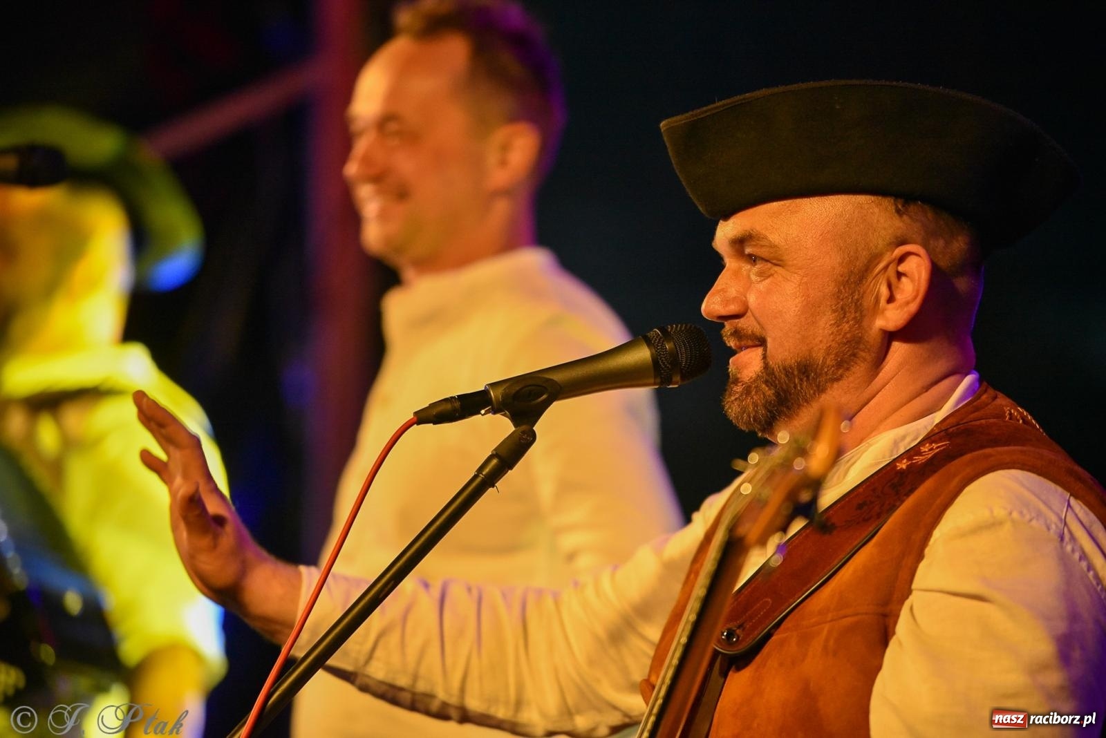 Zdjęcie w galerii na portalu naszraciborz.pl: Żyje się raz. Baciary na urodzinach LKS Studzienna [FOTO i WIDEO] wiadomości z regionu