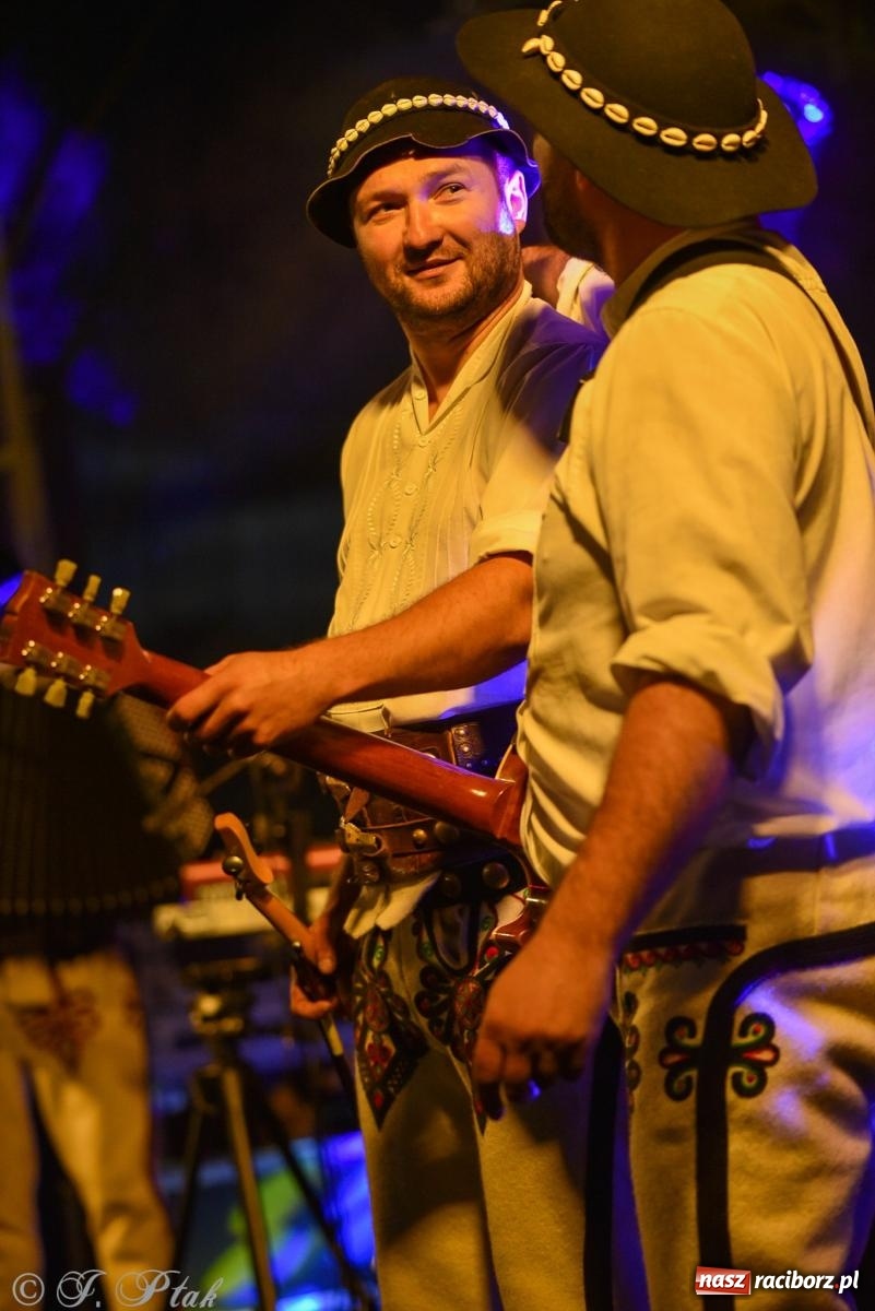 Zdjęcie w galerii na portalu naszraciborz.pl: Żyje się raz. Baciary na urodzinach LKS Studzienna [FOTO i WIDEO] wiadomości z regionu