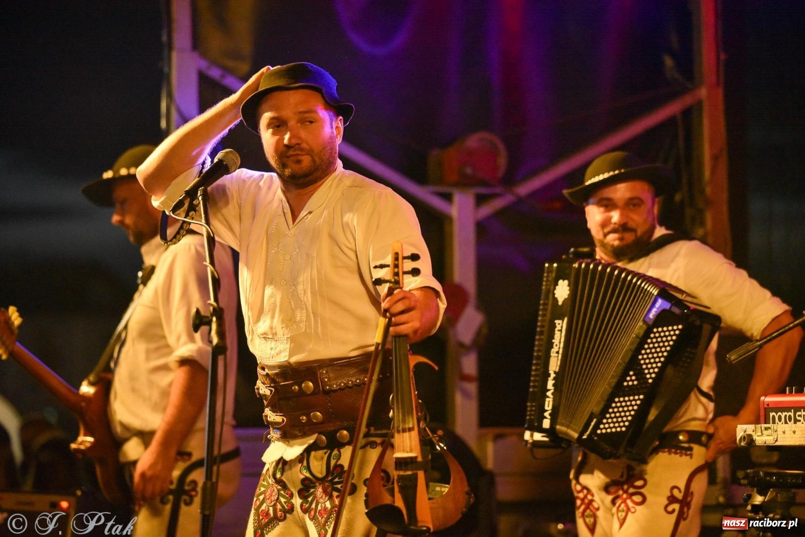 Zdjęcie w galerii na portalu naszraciborz.pl: Żyje się raz. Baciary na urodzinach LKS Studzienna [FOTO i WIDEO] wiadomości z regionu